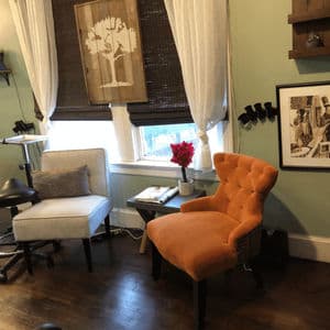 Cozy Salon in Heart of Downtown