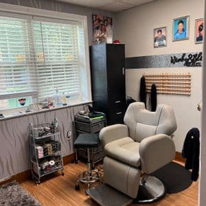 Gorgeous salon with Suites & Booths to rent daily