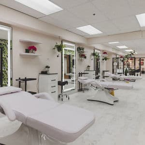 Beautiful New Salon in Downtown Vancouver!