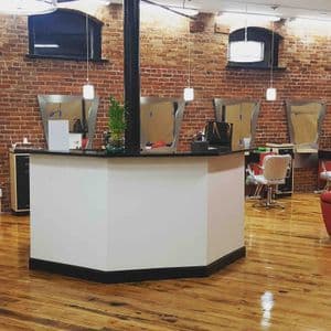 Gorgeous beauty salon in Lynn MA
Spaces available