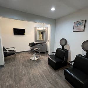 Spacious/bright private suite with shampoo bowl